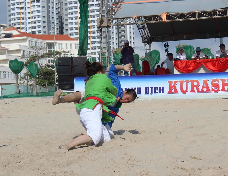 Giữ phong độ thi đấu b&igrave;nh tĩnh, thế chủ động tấn c&ocirc;ng, thể hiện kỹ thuật vượt trội, VĐV đến từ đo&agrave;n Qu&acirc;n đội đ&atilde; gi&agrave;nh chiến th&aacute;ng ngay trận đầu ti&ecirc;n gặp VĐV đội L&acirc;m Đồng hạng c&acirc;n dưới 70kg nữ