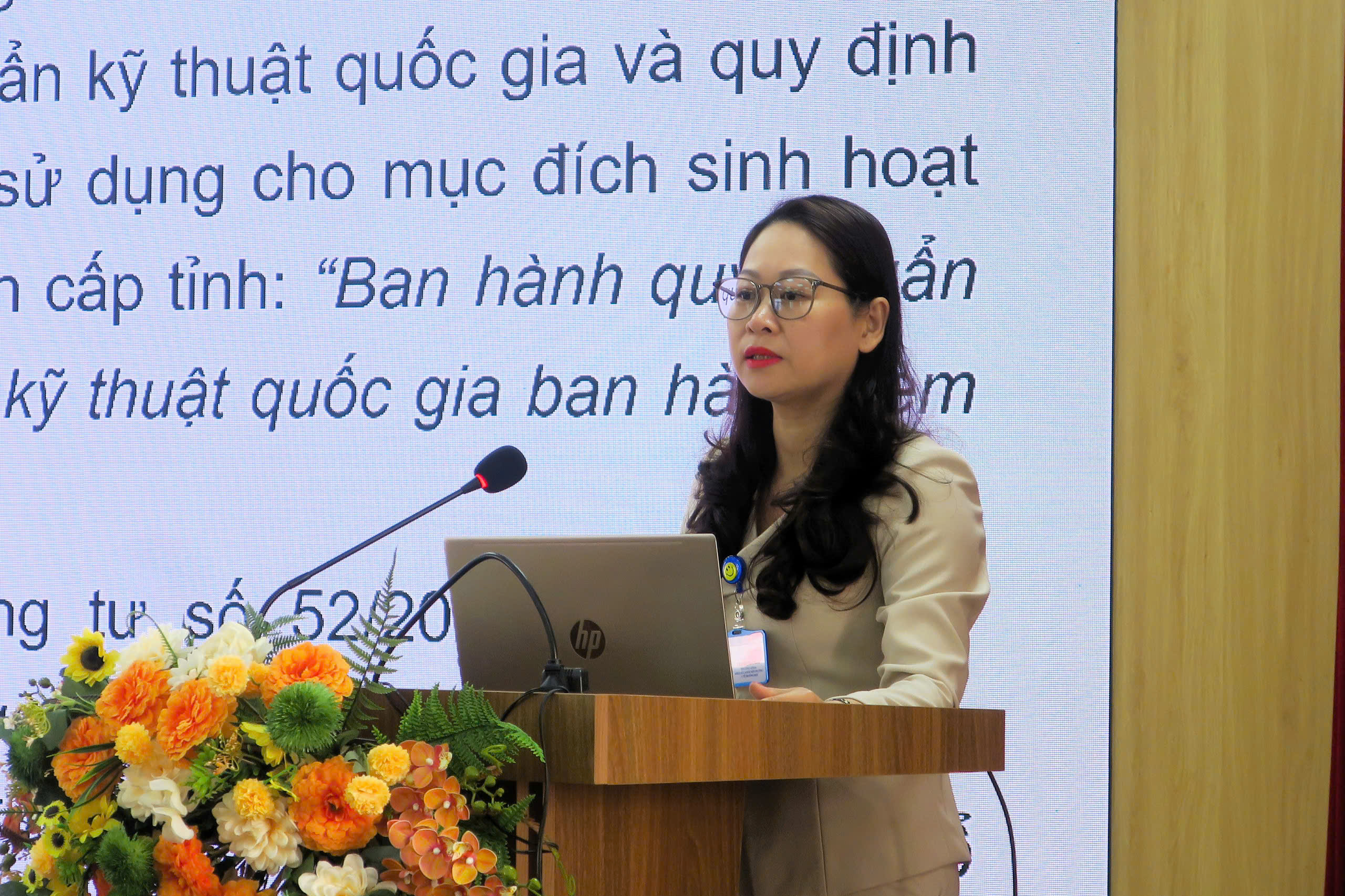 Đại diện Trung t&acirc;m Kiểm so&aacute;t bệnh tật th&agrave;nh phố tr&igrave;nh b&agrave;y B&aacute;o c&aacute;o qu&aacute; tr&igrave;nh x&acirc;y dựng v&agrave; nội dung dự thảo Quy chuẩn.