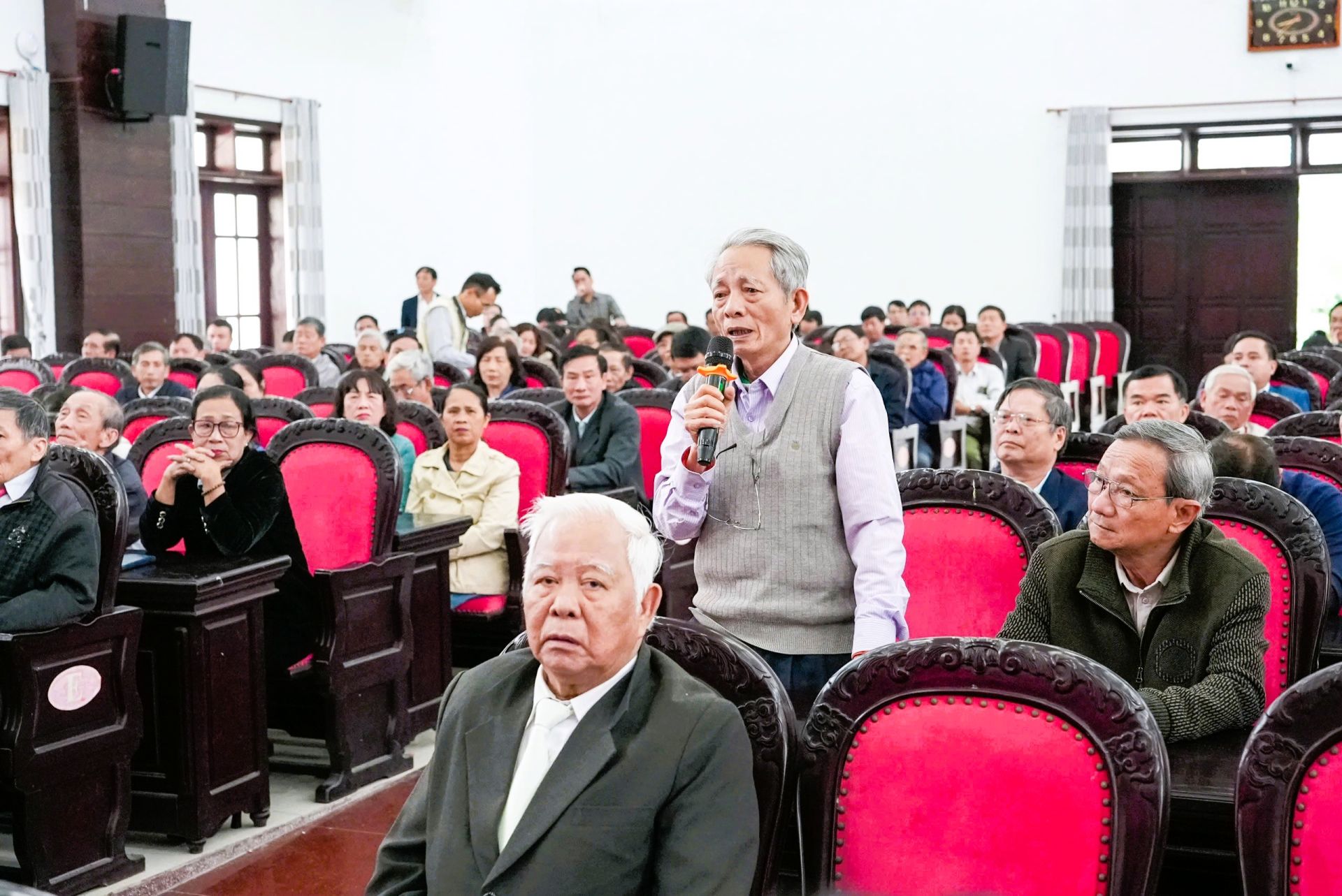 C&aacute;c cử tri tham gia &yacute; kiến