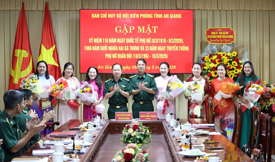 Đại t&aacute; Do&atilde;n Đ&igrave;nh Tr&aacute;nh, Ph&oacute; Ch&iacute;nh ủy (thứ 5, từ phải sang) v&agrave; Đại t&aacute; Trần Ngọc Ch&acirc;u, Ph&oacute; Chỉ huy trưởng, Tham mưu trưởng Ban Chỉ huy Bộ đội Bi&ecirc;n ph&ograve;ng tỉnh An Giang (thứ 4, từ tr&aacute;i sang) tặng hoa ch&uacute;c mừng Hội Phụ nữ Ban Chỉ huy Bộ đội Bi&ecirc;n ph&ograve;ng tỉnh.