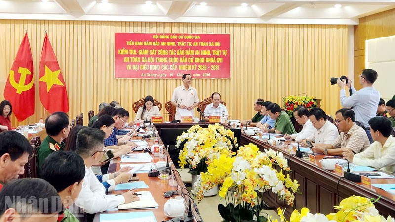 Phó Chủ tịch Quốc hội Trần Quang Phương kiểm tra công tác bầu cử tại An Giang