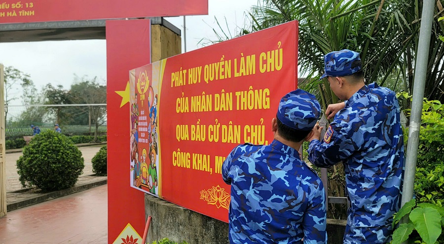 Tuổi trẻ Hải đội 102 tham gia chỉnh trang khu vực bầu cử tại địa phương