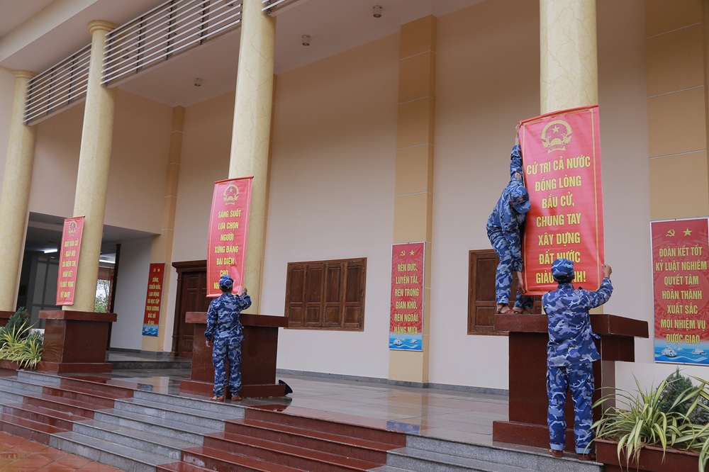 C&aacute;n bộ, chiến sĩ BTL V&ugrave;ng t&iacute;ch cực triển khai trang tr&iacute; tại khu vực bỏ phiếu của đơn vị.