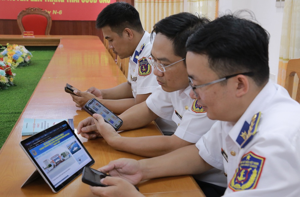 C&aacute;n bộ, chiến sĩ BTL V&ugrave;ng t&igrave;m hiểu c&aacute;c quy định về bầu cử tr&ecirc;n trang th&ocirc;ng tin nội bộ của BTL V&ugrave;ng Cảnh s&aacute;t biển 4.