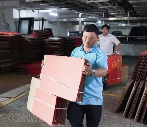 C&aacute;c đơn vị tiếp nhận nhanh ch&oacute;ng vận chuyển h&ograve;m phiếu về Ủy ban Bầu cử x&atilde;, phường.