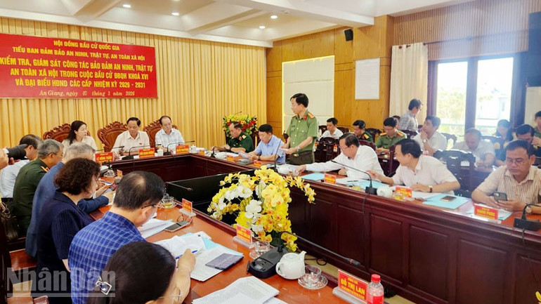 Quang cảnh buổi l&agrave;m việc