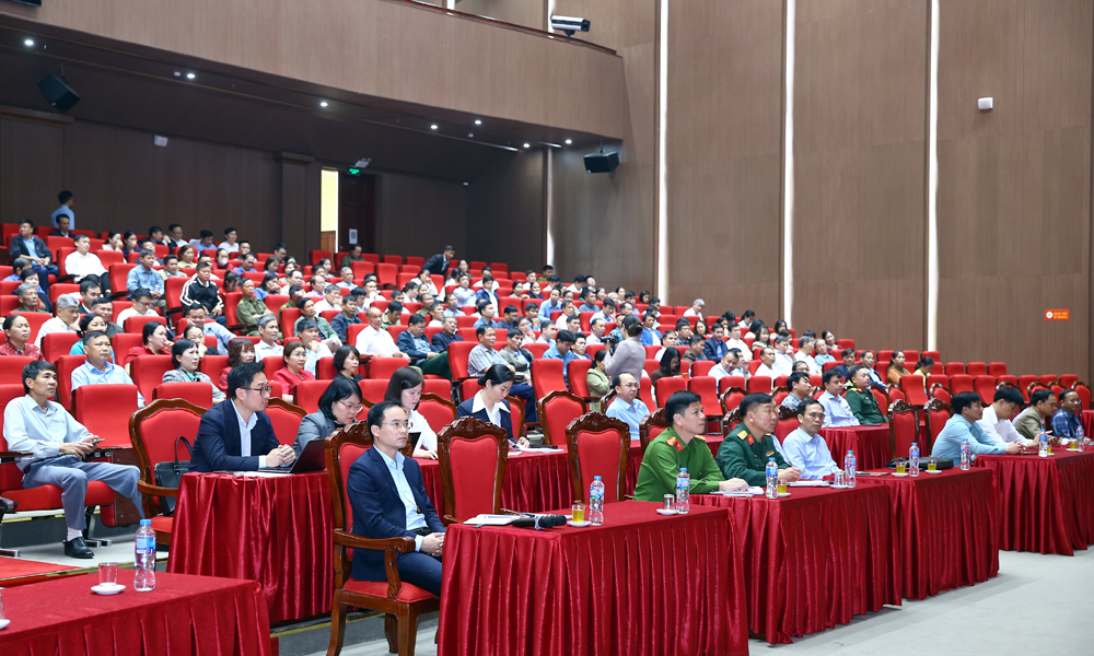 C&aacute;c đại biểu, cử tri dự hội nghị tại x&atilde; T&acirc;n Y&ecirc;n.