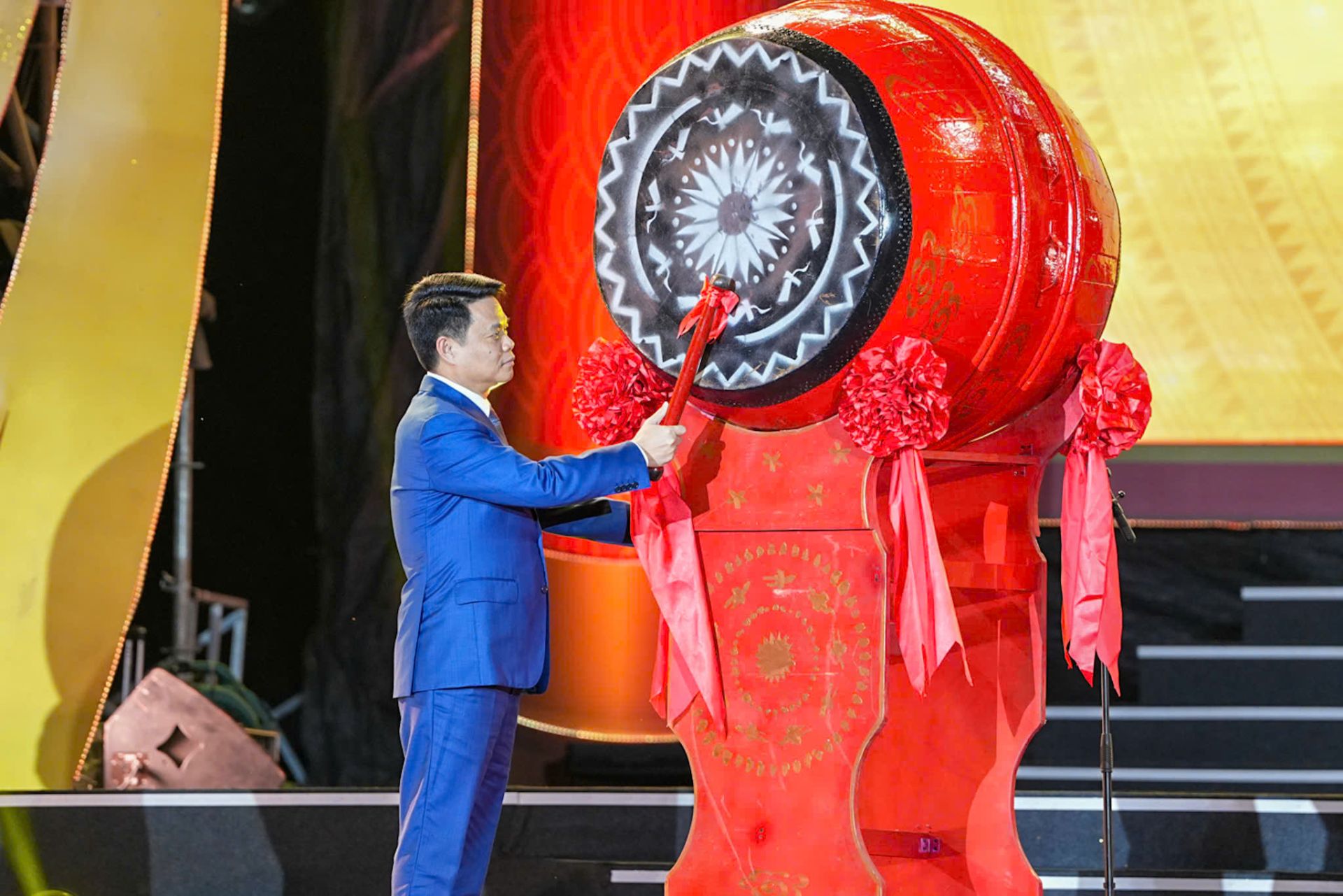 Đồng ch&iacute; L&ecirc; Ngọc Ch&acirc;u Ủy vi&ecirc;n Trung ương Đảng, Ph&oacute; B&iacute; thư Th&agrave;nh ủy, Chủ tịch UBND th&agrave;nh phố đ&atilde; khởi trống khai hội m&ugrave;a xu&acirc;n C&ocirc;n Sơn - Kiếp Bạc năm 2026.