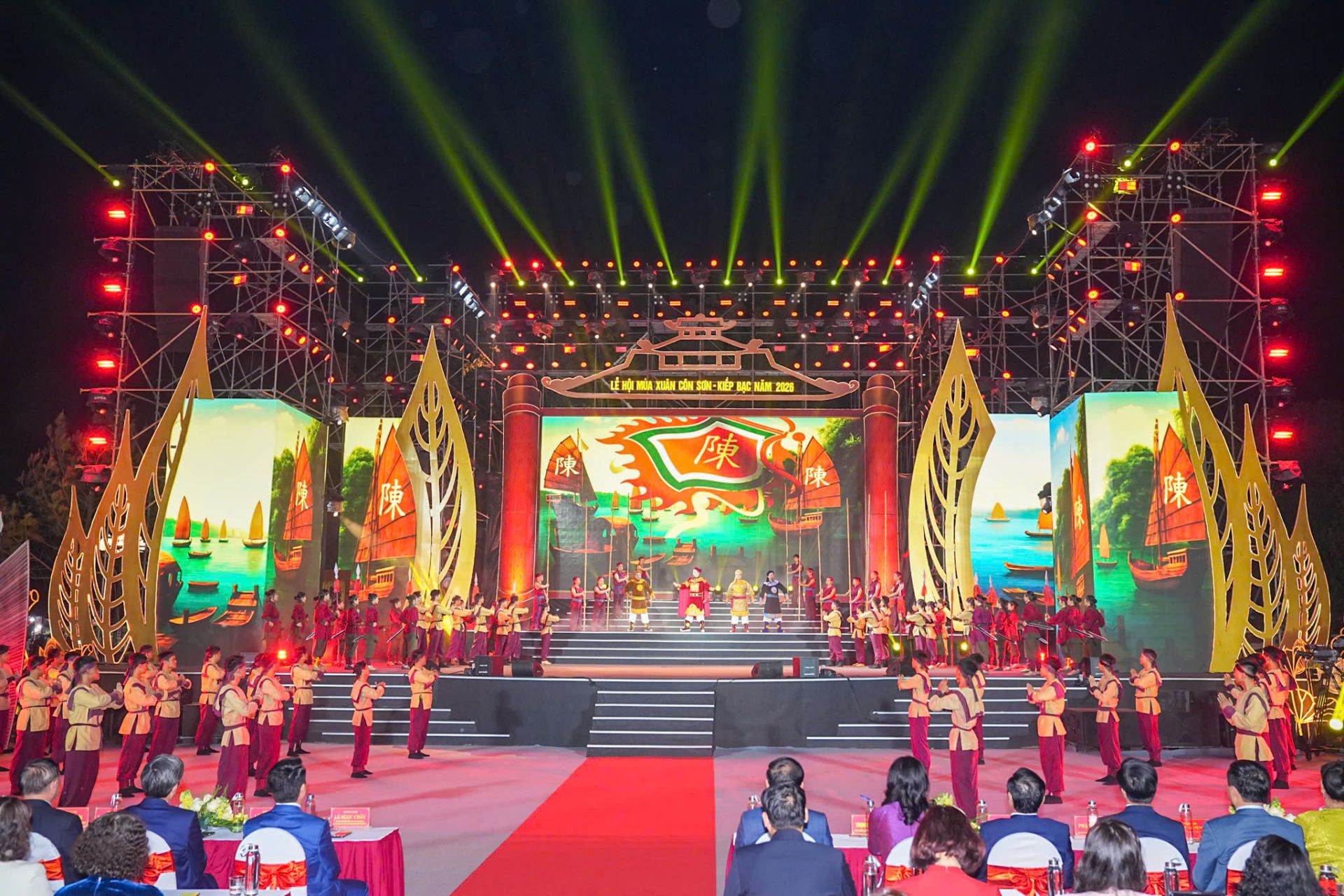 Chương tr&igrave;nh nghệ thuật được d&agrave;n dựng c&ocirc;ng phu t&aacute;i hiện kh&ocirc;ng gian văn h&oacute;a &ndash; lịch sử của v&ugrave;ng đất địa linh nh&acirc;n kiệt.