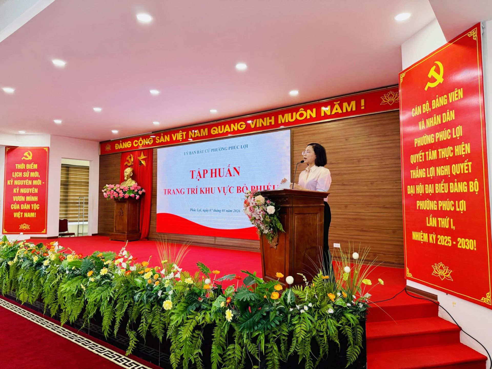 Đại diện Ủy ban Bầu cử phường Ph&uacute;c Lợi triển khai nội dung tập huấn về trang tr&iacute;, bố tr&iacute; khu vực bỏ phiếu phục vụ cuộc bầu cử đại biểu Quốc hội kh&oacute;a XVI v&agrave; đại biểu Hội đồng nh&acirc;n d&acirc;n c&aacute;c cấp nhiệm kỳ 2026&ndash;2031.