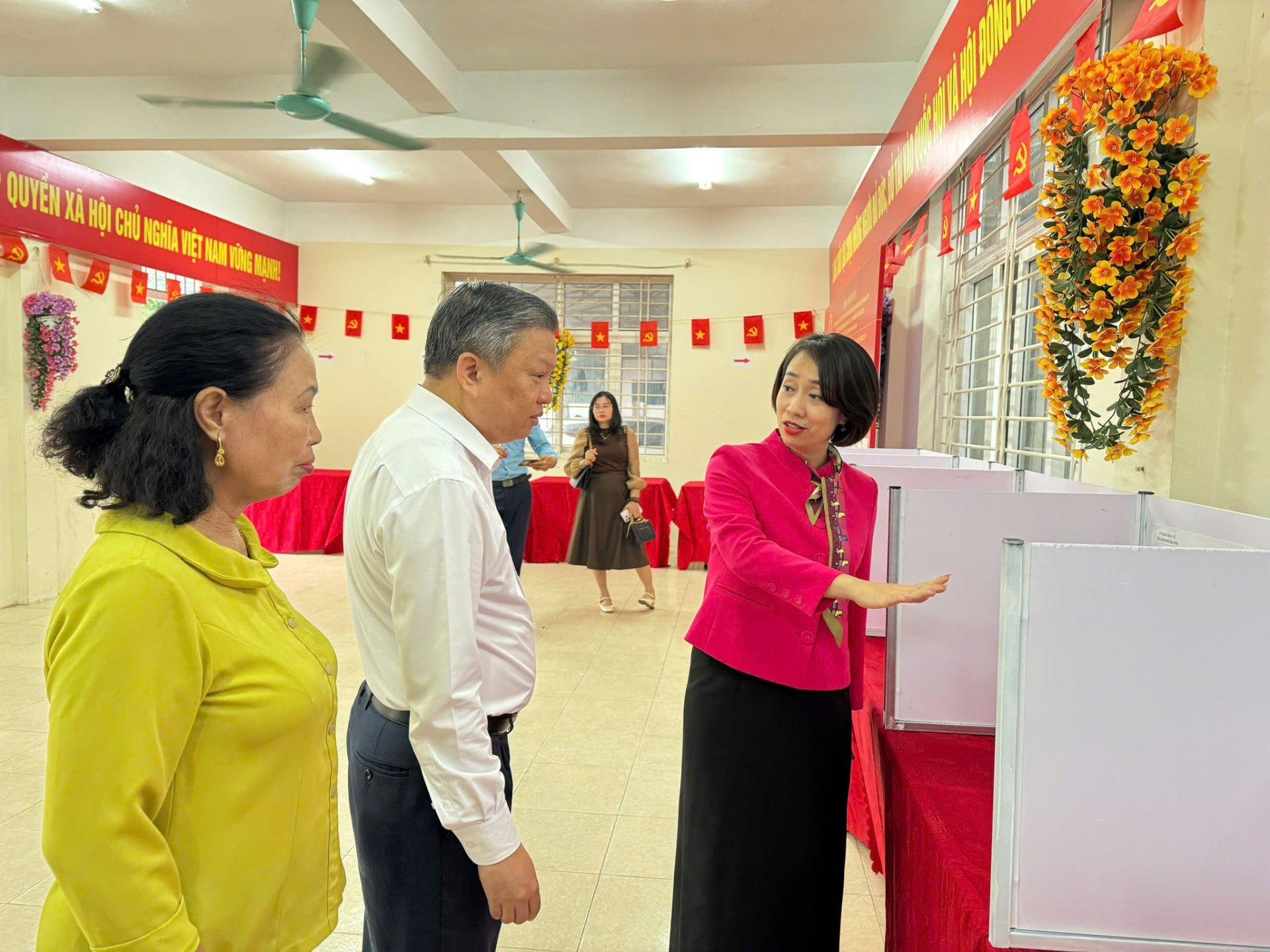 L&atilde;nh đạo phường Ph&uacute;c Lợi trực tiếp kiểm tra việc bố tr&iacute; h&ograve;m phiếu, khu vực bỏ phiếu v&agrave; c&aacute;c điều kiện phục vụ c&ocirc;ng t&aacute;c bầu cử tại một điểm bỏ phiếu tr&ecirc;n địa b&agrave;n.