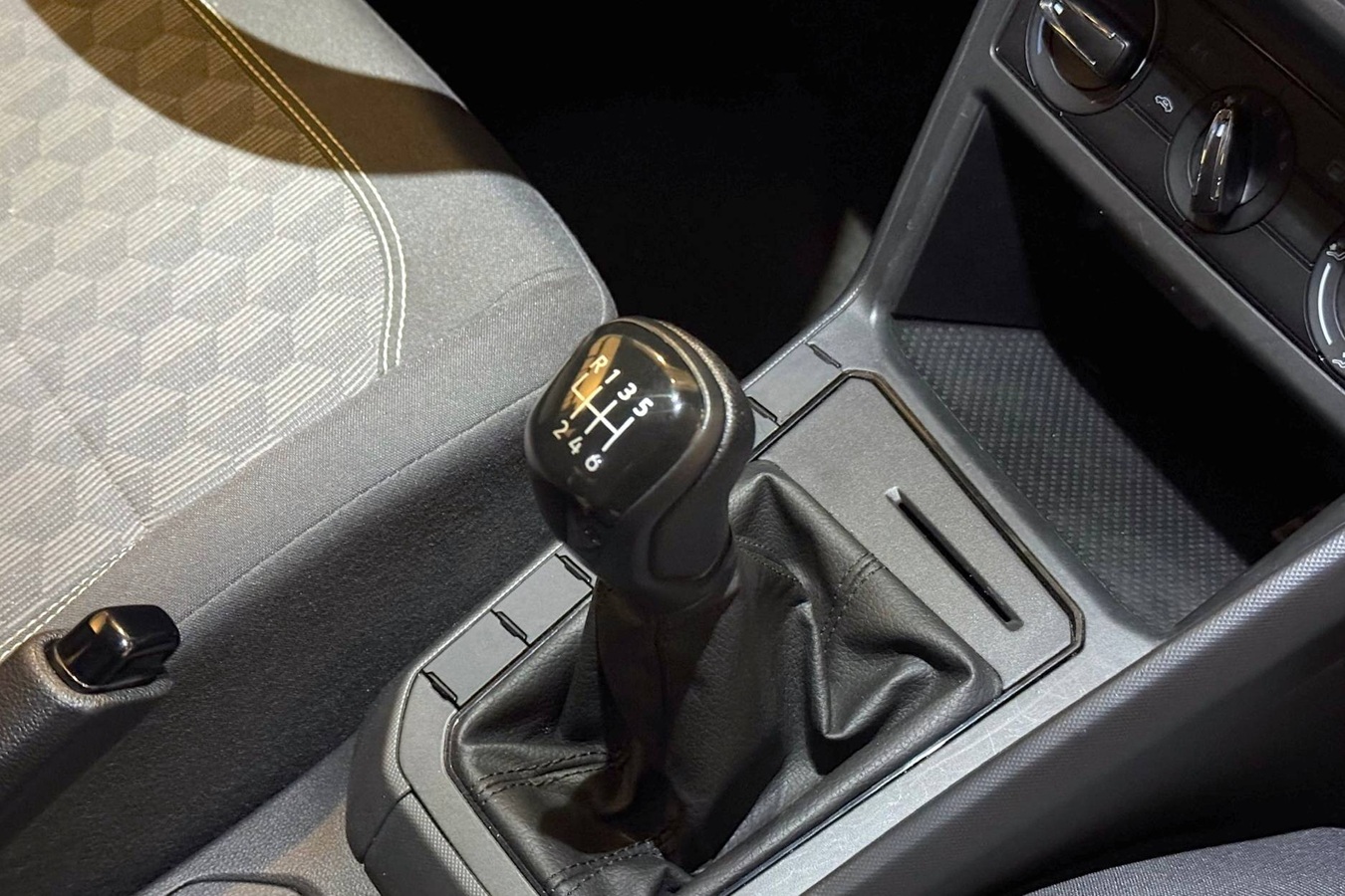 Thị trường ô tô số sàn tại Việt Nam từ "lựa chọn quốc dân" đến phân khúc ngách