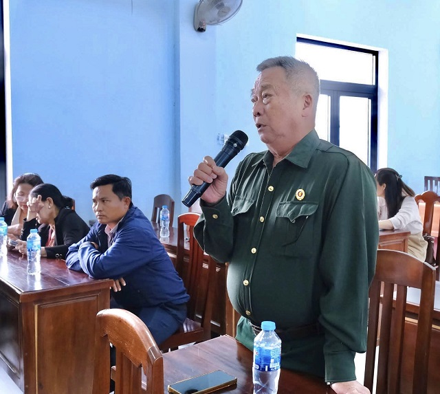 Cử tri ph&aacute;t biểu &yacute; kiến g&oacute;p &yacute; với ứng cử vi&ecirc;n.