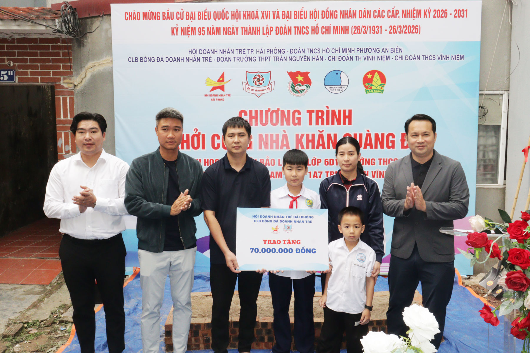 Hội Doanh nh&acirc;n trẻ Hải Ph&ograve;ng trao kinh ph&iacute; hỗ trợ cho gia đ&igrave;nh.