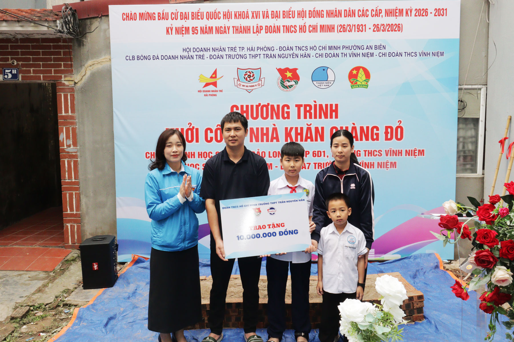 Trường THCS Vĩnh Niệm trao kinh ph&iacute; hỗ trợ cho gia đ&igrave;nh.