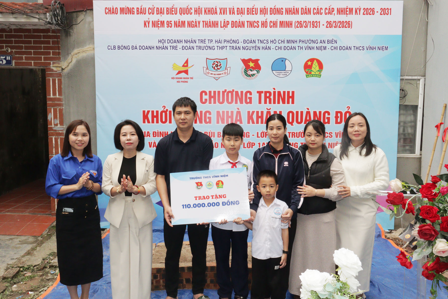 Trường THCS Vĩnh Niệm trao kinh ph&iacute; hỗ trợ cho gia đ&igrave;nh.