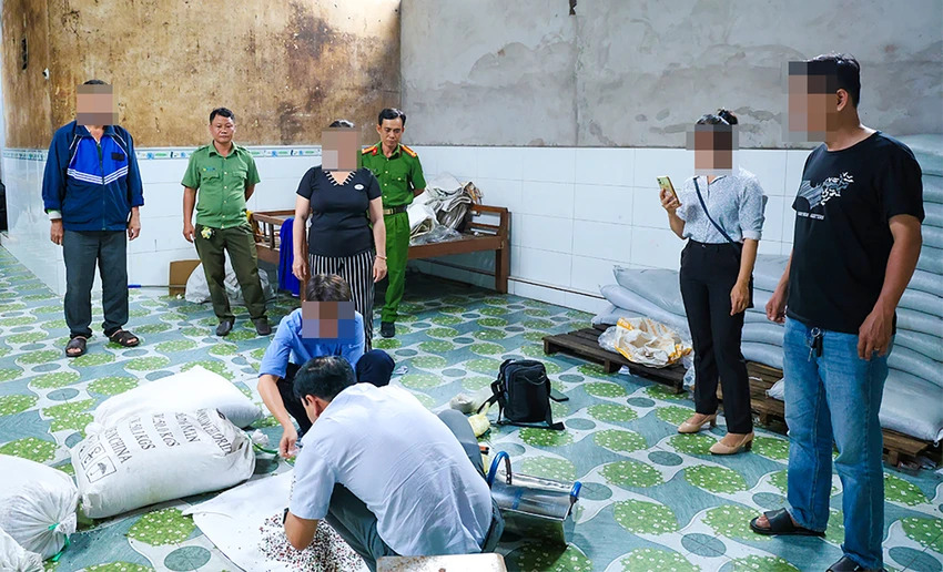 Bắt quả tang cơ sở sản xuất, vận chuyển hơn 27 tấn phân bón chưa được phép lưu hành