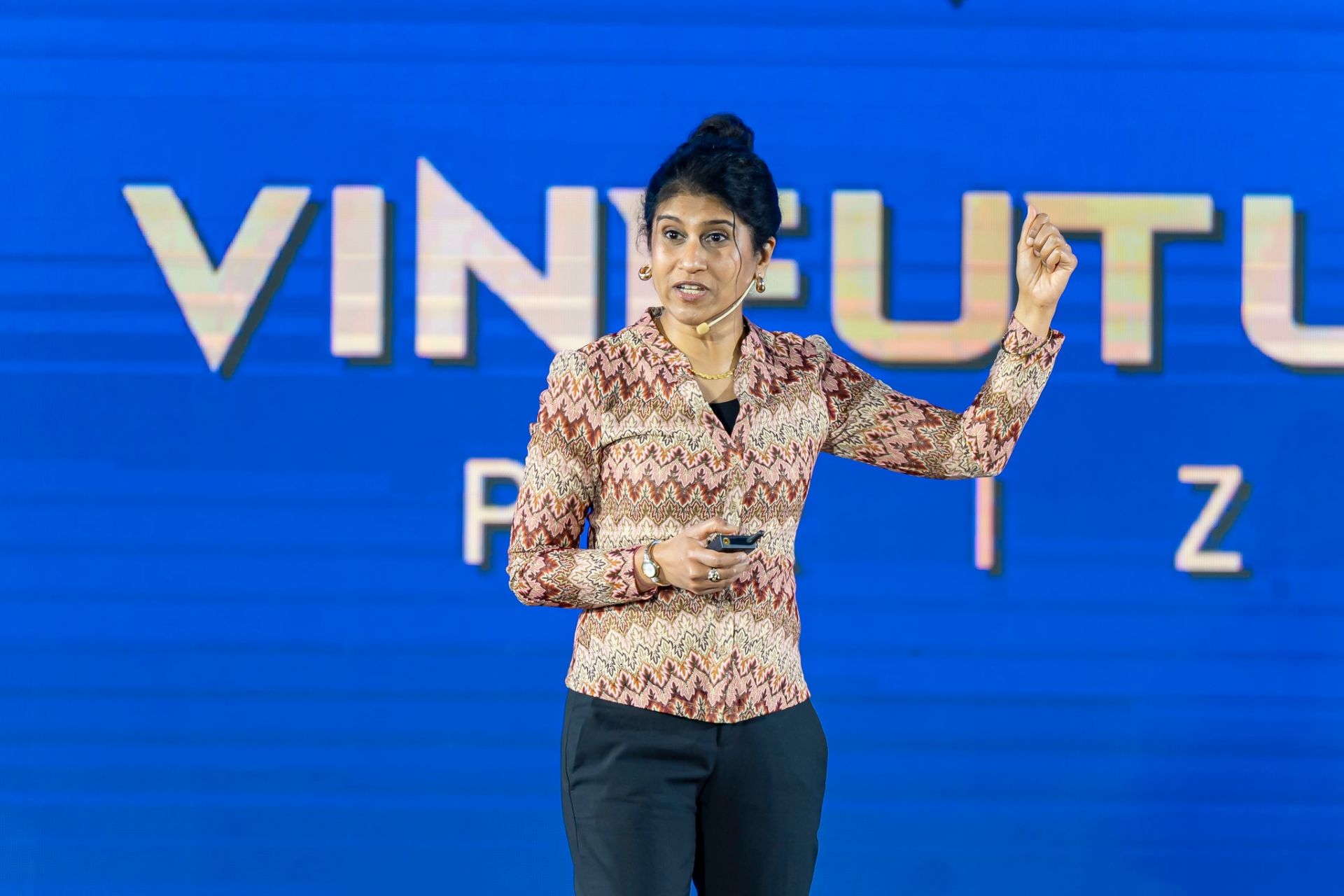 TS. Jayshree Seth tham dự v&agrave; tr&igrave;nh b&agrave;y tại chuỗi tọa đ&agrave;m 