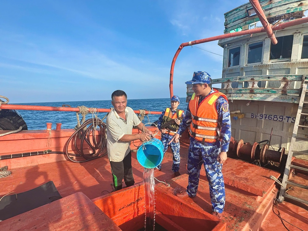 Lực lượng chức năng BTL V&ugrave;ng Cảnh s&aacute;t biển 4 kiểm tra h&agrave;ng h&oacute;a vi phạm tr&ecirc;n T&agrave;u BV 98768 TS