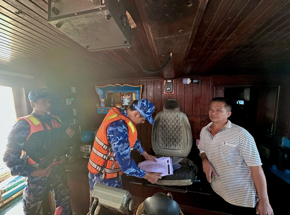 Lực lượng chức năng kiểm tra hồ sơ, giấy tờ T&agrave;u BV 98768 TS