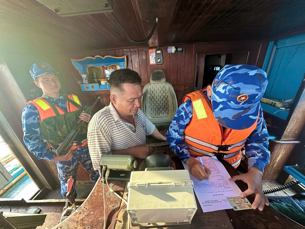 Vùng Cảnh sát biển 4 bắt giữ tàu cá vận chuyển khoảng hơn 50.000 lít dầu Diesel  