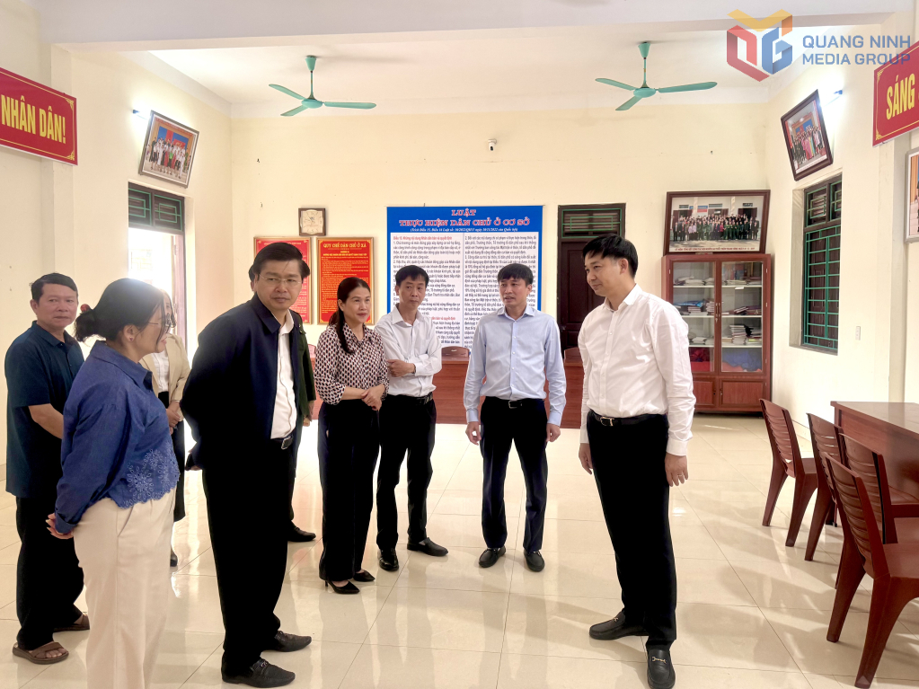 Ông Nguyễn Văn Công, Phó Chủ tịch UBND tỉnh Quảng Ninh kiểm tra bầu cử tại Bình Khê và An Sinh