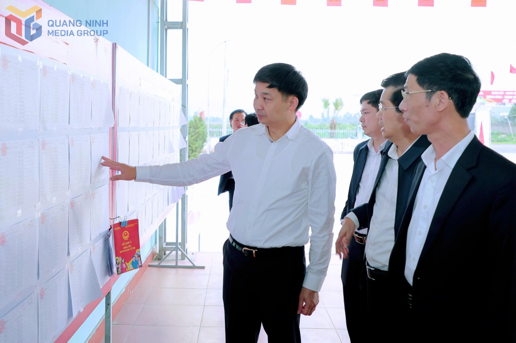 &Ocirc;ng Nguyễn Văn C&ocirc;ng, Ph&oacute; Chủ tịch UBND tỉnh Quảng Ninh, Ph&oacute; trưởng Ban Bầu cử ĐBQH kh&oacute;a XVI kiểm tra tại khu Trại Mới A, phường B&igrave;nh Kh&ecirc;