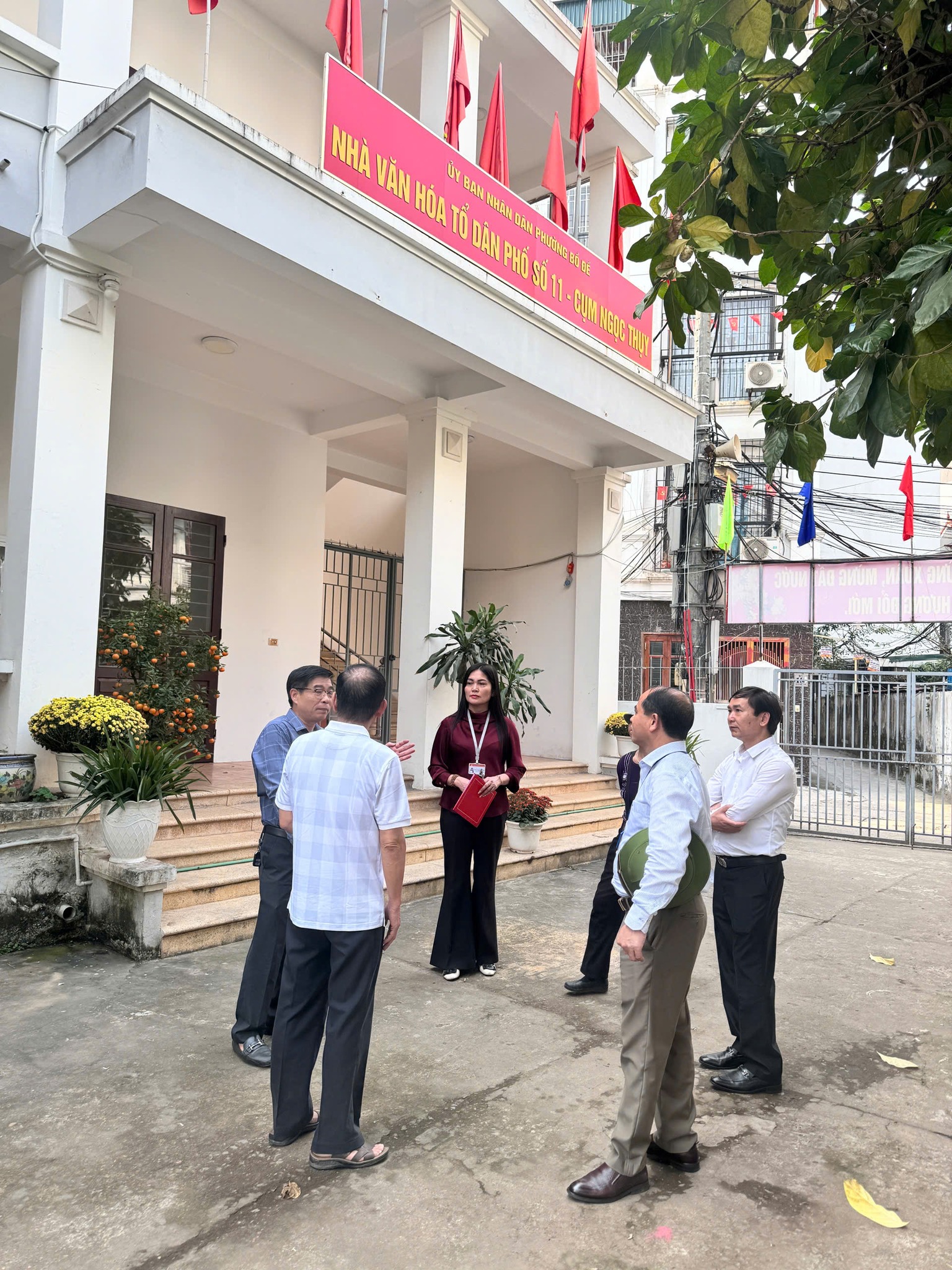 L&atilde;nh đạo phường Bồ Đề (H&agrave; Nội) kiểm tra c&ocirc;ng t&aacute;c chuẩn bị cơ sở vật chất tại Nh&agrave; văn h&oacute;a tổ d&acirc;n phố phục vụ bầu cử đại biểu Quốc hội kh&oacute;a XVI v&agrave; đại biểu Hội đồng nh&acirc;n d&acirc;n c&aacute;c cấp nhiệm kỳ 2026&ndash;2031.