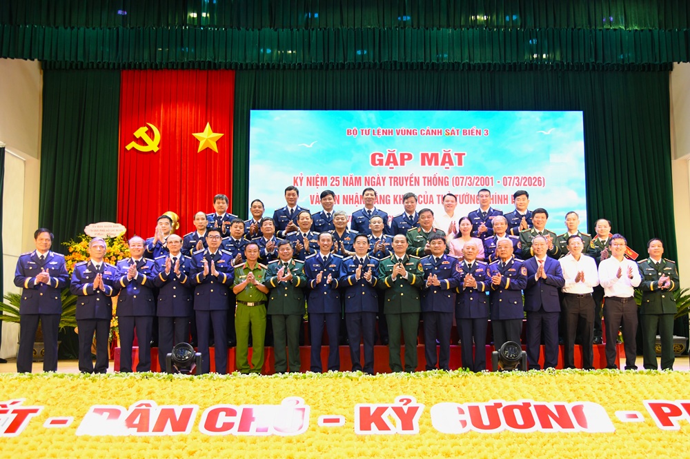 C&aacute;c đại biểu chụp ảnh lưu niệm