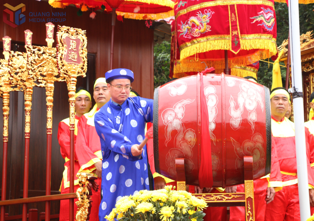 &Ocirc;ng Ho&agrave;ng Văn Hải, B&iacute; thư Đảng ủy, Chủ tịch HĐND x&atilde; C&aacute;i Chi&ecirc;n gi&oacute;ng trống khai hội