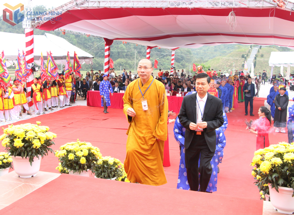 C&aacute;c đại biểu v&agrave; nh&acirc;n d&acirc;n l&agrave;m lễ d&acirc;ng hương