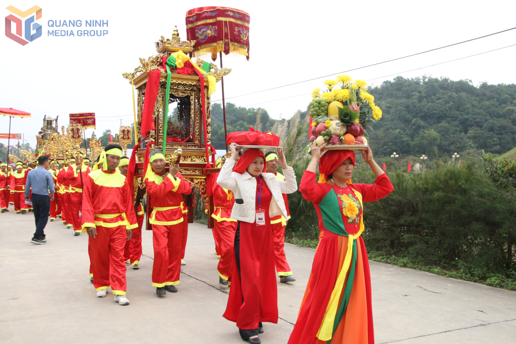 Lễ rước Thần l&agrave; điểm nhấn văn h&oacute;a đặc sắc của lễ hội với sự tham gia của đ&ocirc;ng đảo tầng lớp nh&acirc;n d&acirc;n từ c&aacute;c bậc cao ni&ecirc;n đến thanh thiếu nhi