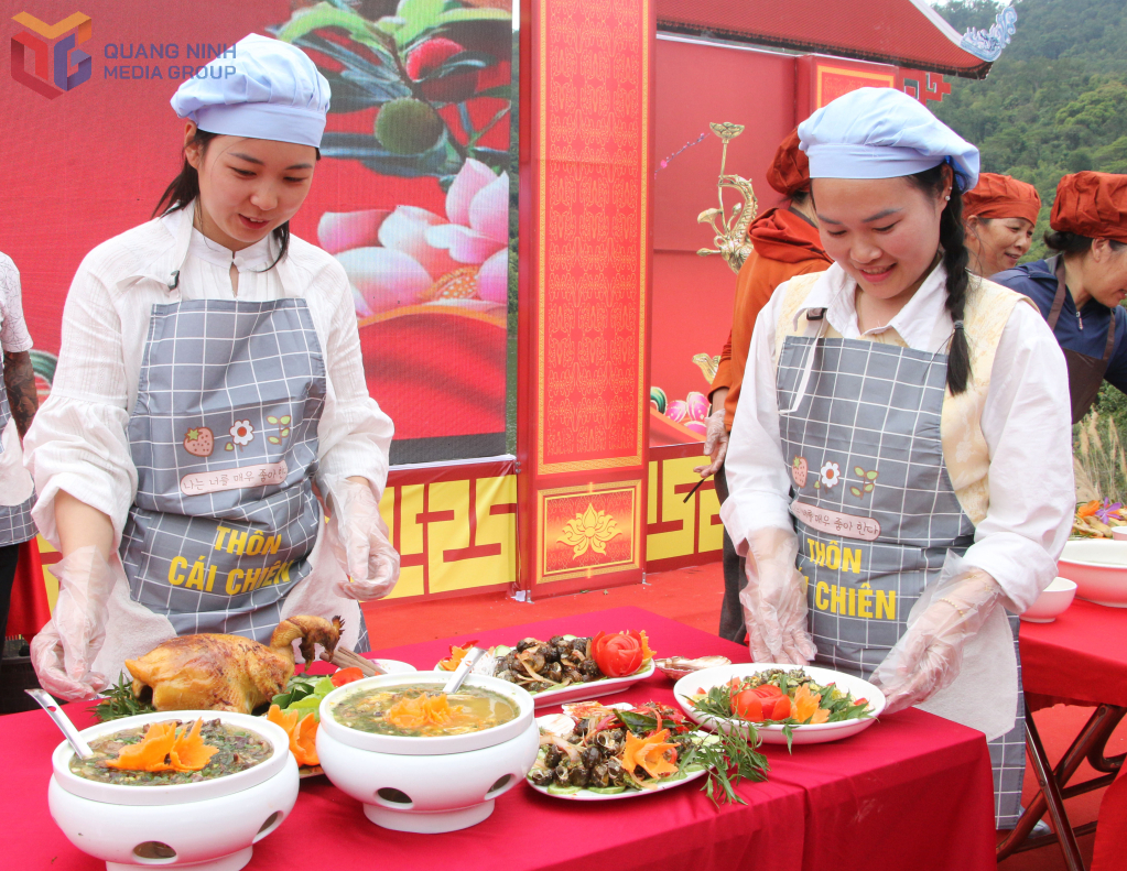 Người d&acirc;n đại phương h&agrave;o hứng tham gia thi chế biến m&oacute;n ăn từ ốc v&agrave; g&agrave; R&acirc;u C&aacute;i Chi&ecirc;n