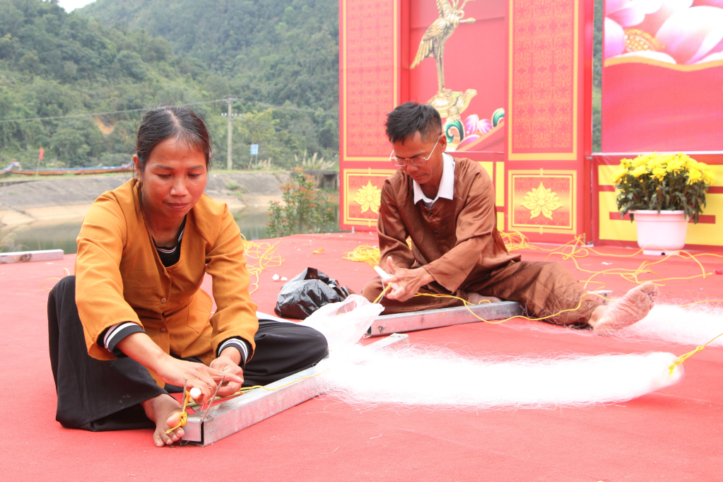 ... v&agrave; thể hiện sự kh&eacute;o l&eacute;o trong thi buộc lưới