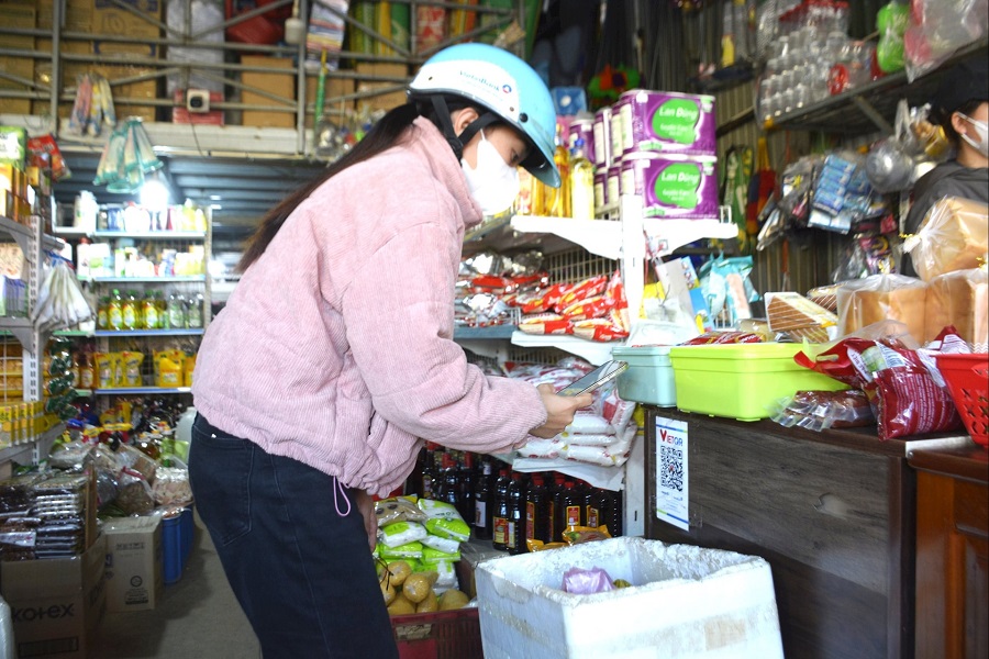 Chị Phạm Thị Thu Hồng thực hi&ecirc;̣n h&acirc;̀u h&ecirc;́t giao dịch hằng ng&agrave;y tr&ecirc;n m&ocirc;i trường s&ocirc;́ th&ocirc;ng qua c&aacute;c ứng dụng