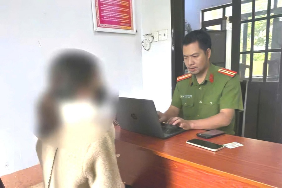 Chị T. được C&ocirc;ng an phường Đ&ocirc;ng Gia Nghĩa giải th&iacute;ch thủ đoạn của đối tượng lừa đảo qua mạng. Ảnh: C&ocirc;ng an cung cấp