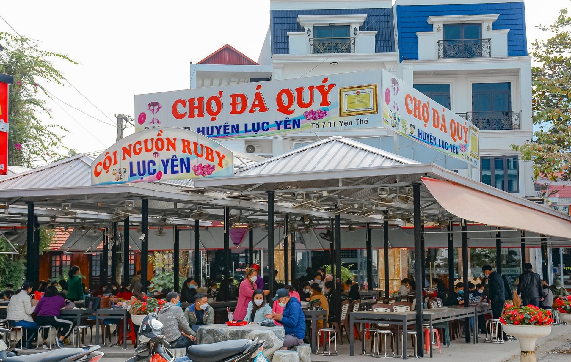 Chợ đá quý Lục Yên – Phiên chợ “độc nhất vô nhị” của tỉnh Lào Cai