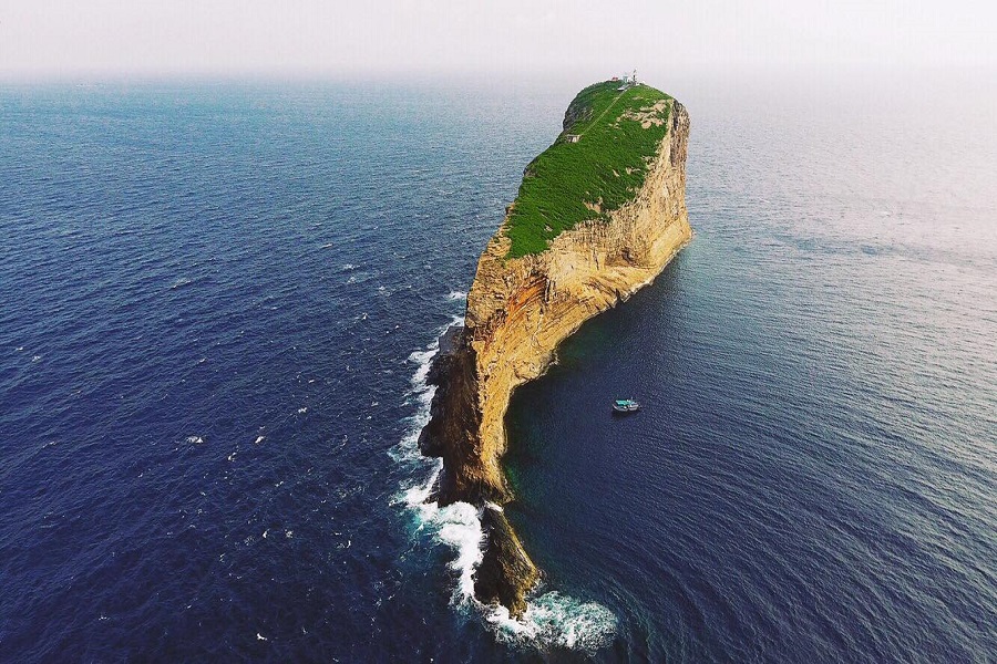 H&ograve;n Hải c&ograve;n được biết đến với t&ecirc;n gọi l&agrave; H&ograve;n Kh&aacute;m, c&oacute; t&ecirc;n tr&ecirc;n bản đồ quốc tế với t&ecirc;n gọi Poulo Sapate v&agrave; c&aacute;ch đảo Ph&uacute; Q&uacute;y khoảng 65 km