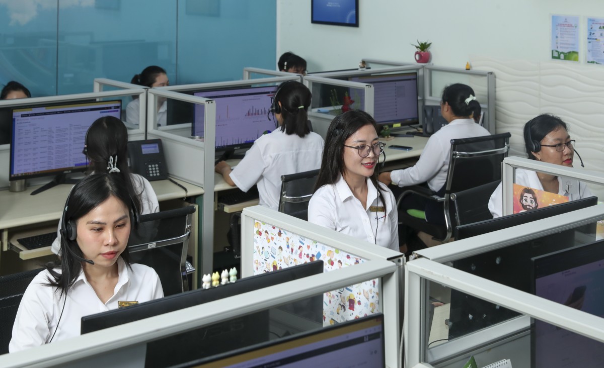 Với sự tận t&acirc;m, linh hoạt trong giao tiếp, nữ CBCNV EVNSPC g&oacute;p phần n&acirc;ng cao chất lượng chăm s&oacute;c kh&aacute;ch h&agrave;ng