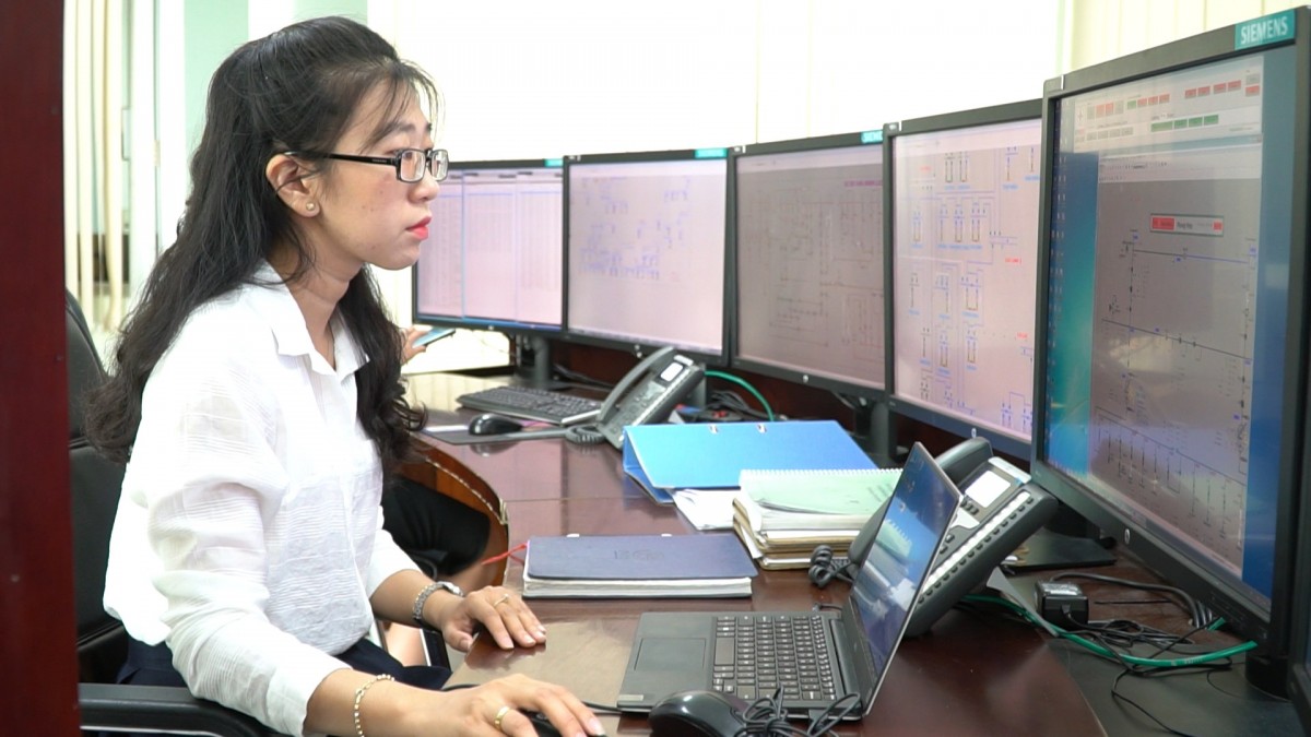 Lực lượng nữ EVNSPC cũng tham gia v&agrave;o c&ocirc;ng t&aacute;c quản l&yacute;, điều h&agrave;nh lưới điện. Trong ảnh: Kỹ sư SCADA của Trung t&acirc;m Điều h&agrave;nh Scada EVNSPC