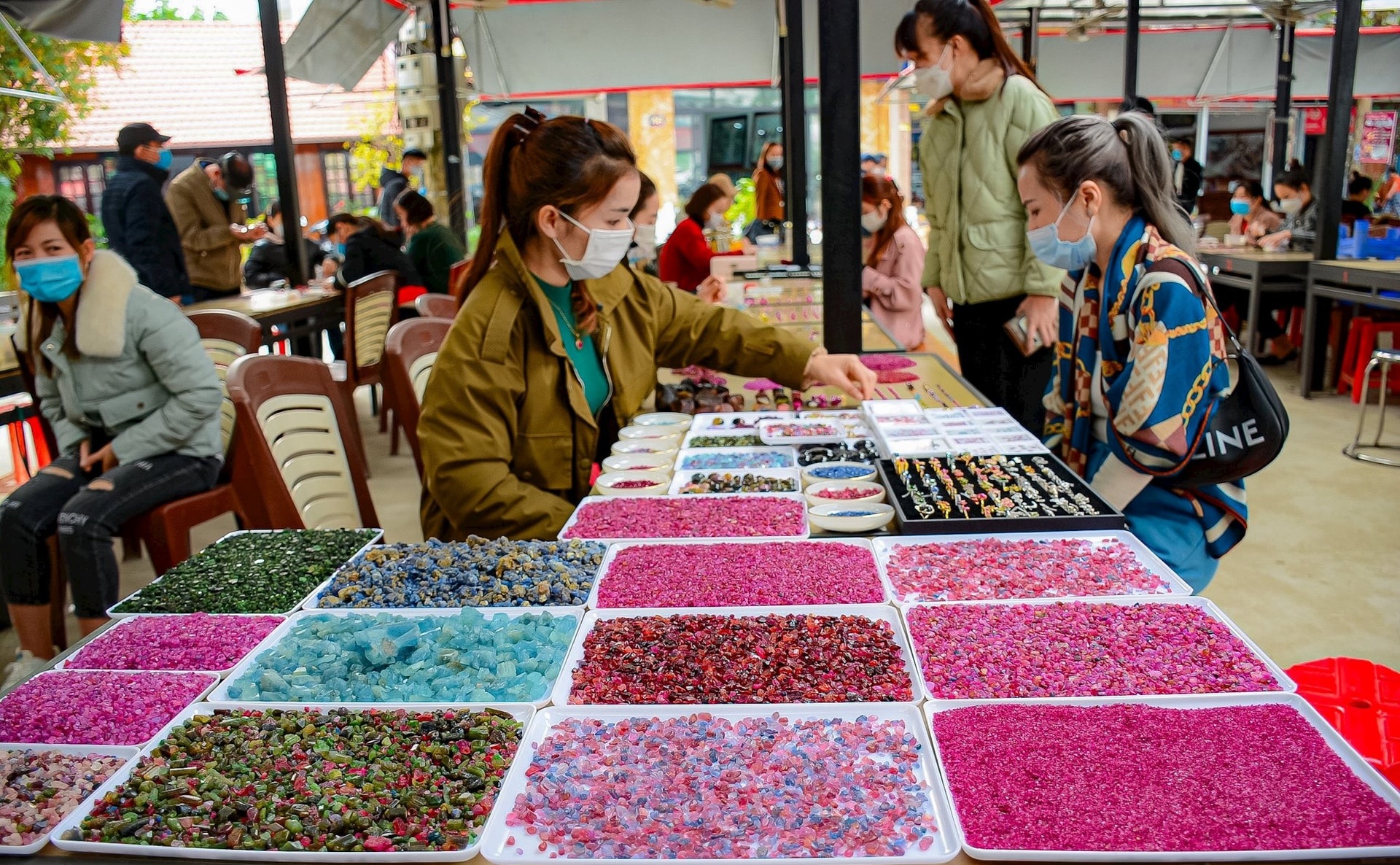 Chợ đ&aacute; qu&yacute; Lục Y&ecirc;n dần trở th&agrave;nh điểm gặp gỡ, giao lưu của c&aacute;c nghệ nh&acirc;n, nh&agrave; sưu tầm, doanh nghiệp v&agrave; du kh&aacute;ch thập phương.