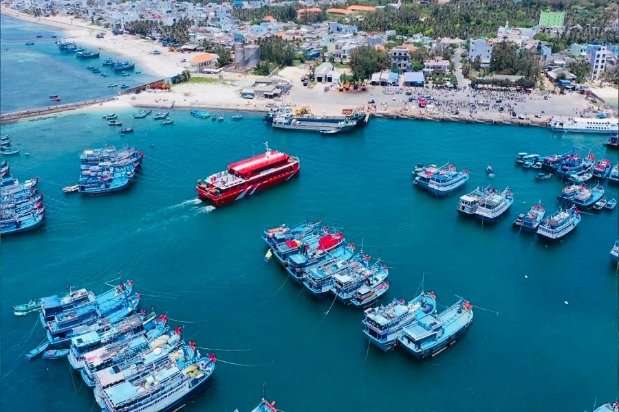 Đặc khu Ph&uacute; Qu&yacute; nh&igrave;n từ hướng biển