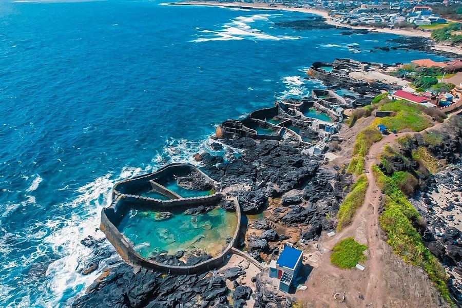 Đảo Ph&uacute; Qu&yacute; (c&ograve;n gọi l&agrave; C&ugrave; Lao Thu), một điểm đến biển đảo đang ng&agrave;y c&agrave;ng được du kh&aacute;ch đ&aacute;nh gi&aacute; cao về sự th&acirc;n thiện v&agrave; trải nghiệm địa phương. Ảnh Vinwonders.