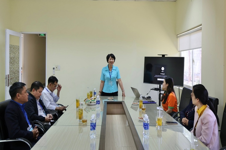 Đồng ch&iacute; Phạm Thị Ph&uacute;c, Ph&oacute; B&iacute; thư Tỉnh ủy, Chủ tịch Ủy ban MTTQ Việt Nam tỉnh L&acirc;m Đồng thăm, l&agrave;m việc tại DNTN Trường Ho&agrave;ng