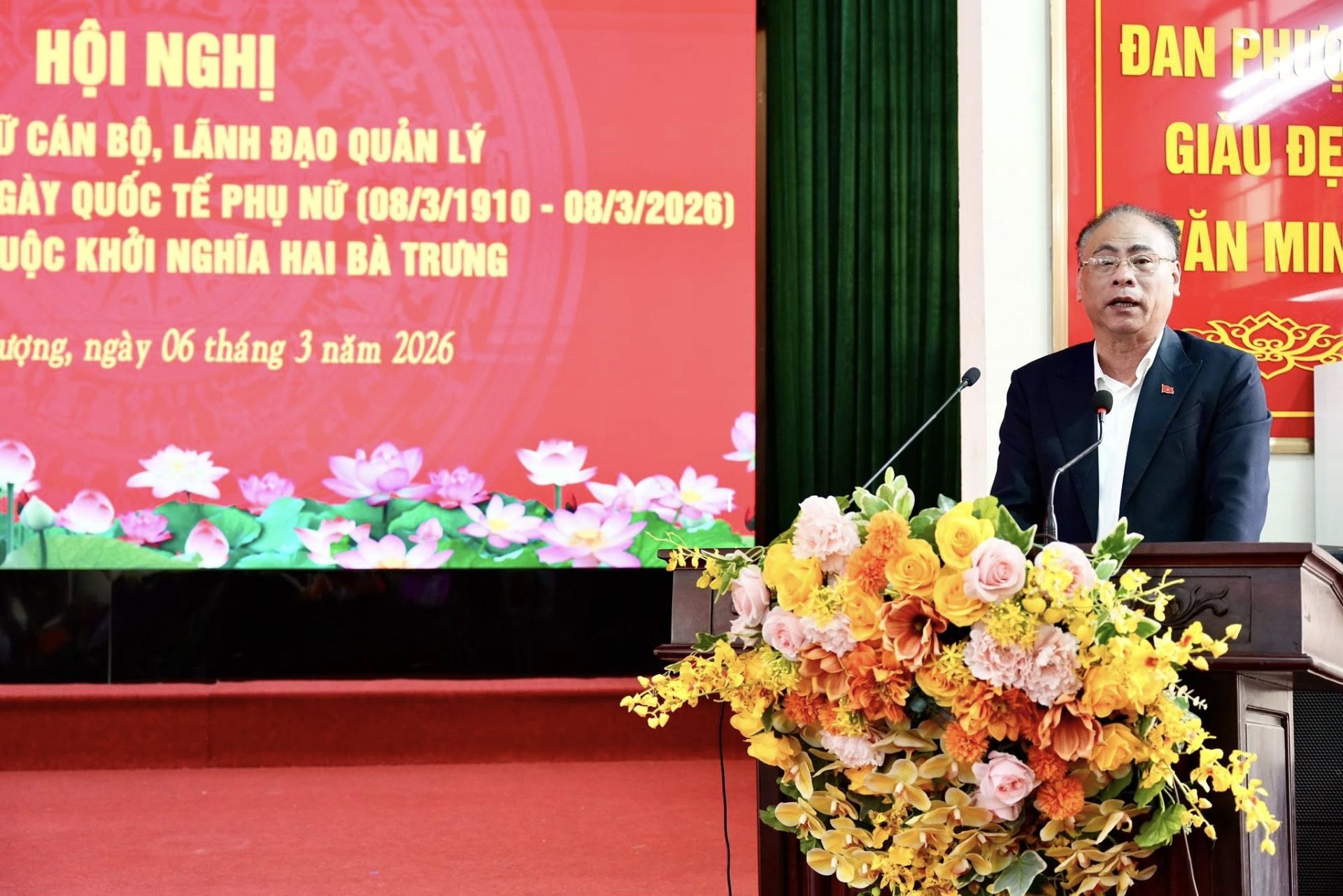 Đồng ch&iacute; Nguyễn Gia Hiển &ndash; B&iacute; thư Đảng ủy, Chủ tịch Hội đồng nh&acirc;n d&acirc;n x&atilde; Đan Phượng ph&aacute;t biểu ch&uacute;c mừng v&agrave; ghi nhận những đ&oacute;ng g&oacute;p của đội ngũ nữ c&aacute;n bộ tại hội nghị.