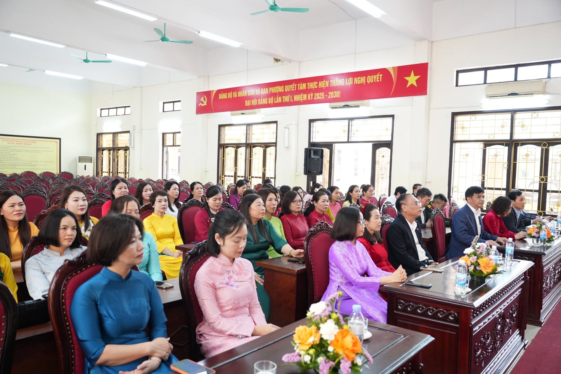 Đ&ocirc;ng đảo nữ c&aacute;n bộ, l&atilde;nh đạo, quản l&yacute; x&atilde; Đan Phượng tham dự hội nghị gặp mặt trong kh&ocirc;ng kh&iacute; trang trọng, ấm &aacute;p nh&acirc;n dịp kỷ niệm Ng&agrave;y Quốc tế Phụ nữ 8/3.