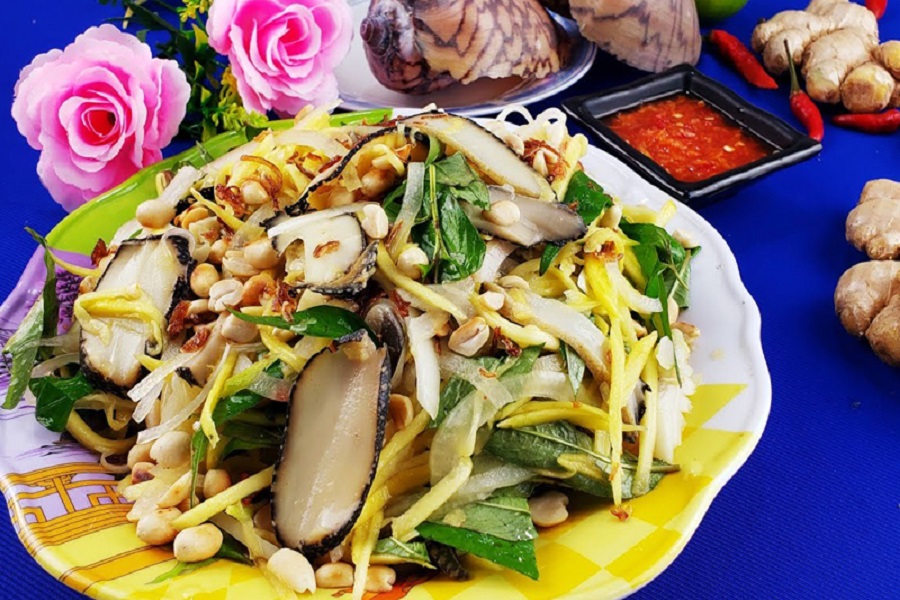 Gh&eacute; vịnh Triều Dương vui chơi, đừng qu&ecirc;n thưởng thức c&aacute;c m&oacute;n hải sản, đặc sản hấp dẫn như gỏi xo&agrave;i ốc gi&aacute;, gỏi c&aacute;&hellip;