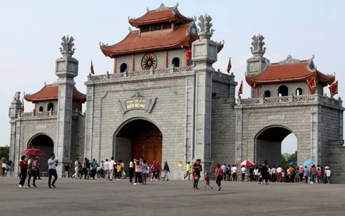 H&agrave;ng ngh&igrave;n người h&agrave;nh hương về Đền H&ugrave;ng những ng&agrave;y đầu xu&acirc;n B&iacute;nh Ngọ