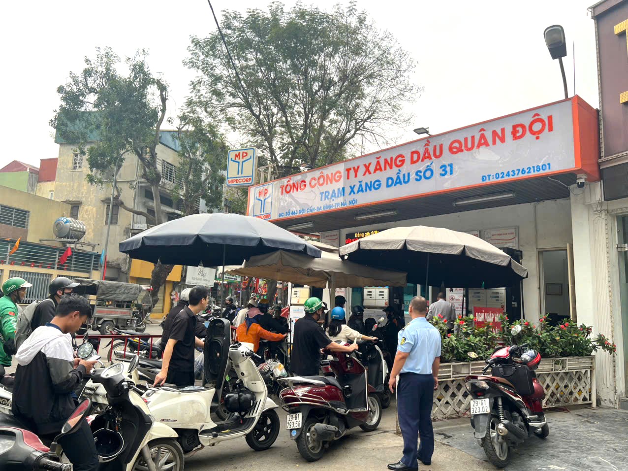 hoạt động kinh doanh xăng dầu tr&ecirc;n địa b&agrave;n H&agrave; Nội đang được c&aacute;c doanh nghiệp, cửa h&agrave;ng thực hiện nghi&ecirc;m t&uacute;c theo quy định của ph&aacute;p luật