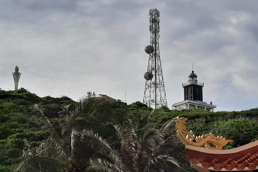 Hải đăng tr&ecirc;n đỉnh n&uacute;i Cấm